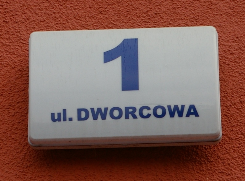 fot. prawidłowe oznakowanie budynku